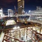 照明が灯り、存在感を放つ地下の工事空間＝神戸市中央区