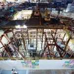 照明が灯り、存在感を放つ地下の工事空間＝神戸市中央区