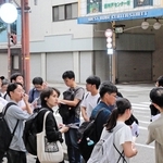 阪神・淡路大震災で大きな被害を受けた神戸市長田区などを見て回るフィールドワークの参加者＝神戸市長田区二葉町５