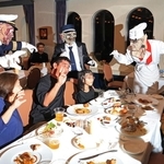 ゾンビ船長やフランケン料理長らが食事中の乗客のテーブルを訪れ、ハロウィーンを盛り上げる＝神戸港沖