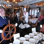 スタッフがゾンビや魔女の仮装で乗客をもてなす「モンスタークルーズ」＝神戸市中央区の高浜岸壁に停泊中のコンチェルトで（撮影・吉田敦史）