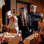 ゾンビ船長やフランケン料理長らが食事中の乗客のテーブルを訪れ、ハロウィーンを盛り上げる＝神戸港沖