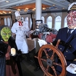 スタッフがゾンビや魔女の仮装で乗客をもてなす「モンスタークルーズ」＝神戸市中央区