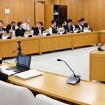 斎藤元彦知事の給与減額案について、再び継続審議を申し出ることを決めた兵庫県議会の総務常任委員会＝17日午後、県庁