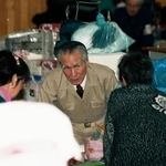 避難所を訪問し被災者を励ます村山富市首相（中央、肩書は当時）ら＝１９９５年３月、神戸市東灘区、御影小学校