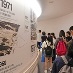 福島第１原発の歴史年表で、事故までの経緯をたどっていく＝東日本大震災・原子力災害伝承館