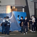 入り口にブルーシートが張られ、捜査員が出入りする現場マンション＝８月２０日夜、神戸市中央区