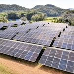 かさいスマートエナジーが所有する太陽光パネル＝加西市鎮岩町、加西衛生センター