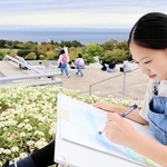 楽しそうに淡路島の風景を描く子どもら＝淡路夢舞台
