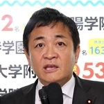 神戸市議補選候補者の応援演説で、聴衆に語りかける国民民主党の玉木雄一郎代表＝２０日午後、神戸市東灘区のＪＲ住吉駅前（撮影・風斗雅博）