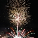 大勢の見物客が夜空のショーを楽しんだ＝２０日夜、神戸市中央区港島１から（撮影・吉田敦史）