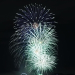 さまざまな色合いで港を染めた花火＝２０日夜、神戸市中央区港島１から（撮影・吉田敦史）