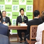 日本維新の会の両院議員総会で藤田文武共同代表（奥右）から連立合意が報告された＝２０日午後、東京・永田町