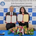 協定書を手にする神戸国際大学の下田繁則学長（左）と「ユヌスバッド公衆衛生テフニクム」のヌルマトワ・ニゴラ・アトハンベコヴナ学長＝神戸市東灘区向洋町中９