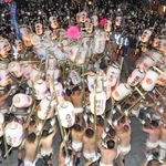 提灯を激しくぶつけ合う氏子ら＝21日夜、姫路市網干区宮内（撮影・後藤亮平）