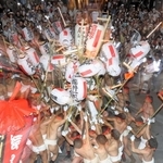 提灯を激しくぶつけ合う氏子ら＝21日夜、姫路市網干区宮内（撮影・後藤亮平）