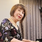 阪神・淡路大震災で犠牲になった同僚の猪木聡子さんへの思いを胸に、リサイタルに臨む瀬田敦子さん＝大阪府豊中市