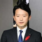 定例議会を終え、報道陣の取材に応じる斎藤元彦知事＝神戸市中央区下山手通５、兵庫県庁