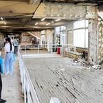 津波の被害に遭った教室を見て回る＝請戸小学校