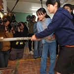 自分たちでおこした火をストーブにともす児童たち＝２３日午前、神戸市灘区六甲山町、六甲山小学校（撮影・鈴木雅之）