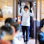 「語り部観光列車」の語り部、宮下左文さん