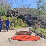 ドローンを活用し、滑落した要救助者を捜索する訓練＝須磨浦山上遊園（須磨消防署提供）