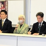 高市早苗首相との面会後に記者会見する拉致被害者家族会のメンバー＝２３日午後、東京都千代田区