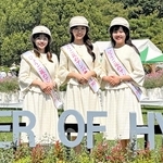 初代「ひょうご花のアンバサダー」の（左から）久保陽愛さん、小池星蓮さん、有吉優花理さん（兵庫県提供）