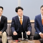 記者会見する（左から）原弥彦氏、谷浩一郎氏、藤原誠也氏＝兵庫県庁