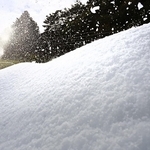 オープンに向けて人工スキー場で進められる造雪作業＝神戸市灘区六甲山町、六甲山スノーパーク（撮影・大田将之）