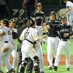 ２０１４年の日本シリーズ、阪神-ソフトバンク第５戦。歓喜に沸くソフトバンクナインを制止するように、ベンチから飛び出して猛抗議する阪神・和田豊監督（右端）