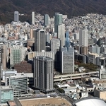 神戸・三宮とその周辺に立つタワーマンション群＝２０２４年１２月、神戸市中央区