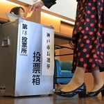 神戸市長選の票を投じる有権者＝26日午前、神戸市中央区山本通１（撮影・丸山桃奈）