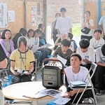 白髭幸雄さん（左端）の話を聴く境輝一さん（手前中央）ら＝おれたちの伝承館