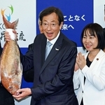 当選が確実となり喜ぶ久元喜造氏＝２６日夜、神戸市中央区の神戸国際会館（撮影・斎藤雅志）