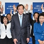 当選を確実にし、万歳で喜ぶ支援者に囲まれる久元喜造氏（中央）＝２６日夜、神戸市中央区の神戸国際会館（撮影・風斗雅博）