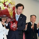 当選が確実となり、花束を持って喜ぶ久元喜造氏＝２６日夜、神戸市中央区の神戸国際会館（撮影・斎藤雅志）