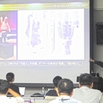 バレエ作品について講演する関典子さん＝神戸大学