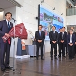 神戸市長選で４選を果たし、職員にあいさつする久元喜造市長＝27日午前、神戸市役所（撮影・丸山桃奈）