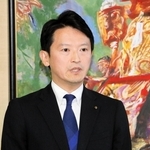 報道陣の取材に応じる斎藤元彦兵庫県知事＝２７日午後、県庁（撮影・井上太郎）