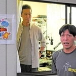 災害ＦＭ「まちのラジオ」のスタジオ前で。右は山下祐介さん