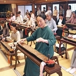 須磨琴の練習に励む保存会のメンバー＝神戸市須磨区須磨寺町４