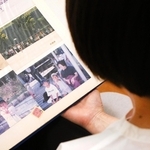 アルバムに残された釜谷圭祐さんの写真を見返す母の美佳さん＝京都市