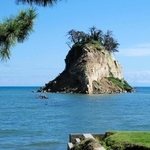 能登のシンボル・見附島。崩落の跡が地震のすさまじさを物語る