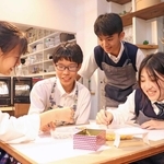 楽しげに作業する「フラワラフ」メンバーの（左から）金光爽良さん、金田虎哲さん、小泉翼さん、谷桜羽さん＝神戸市灘区水道筋６