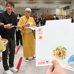 年賀はがきを購入した客に記念品を手渡す濱中治さんや桂きん太郎さん＝３０日午前、神戸市中央区栄町通６、神戸中央郵便局（撮影・斎藤雅志）