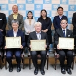 外部委員が兵庫県の事業改善の成果をたたえた表彰式＝県庁