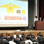 沿道でのボランティアの注意点を同級生に伝えるリーダーの生徒＝神戸野田高校