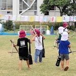 園庭に向かい、準備を始める子どもたち＝神戸市東灘区御影山手１、頌栄幼稚園