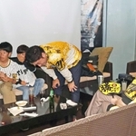 ソフトバンクの猛反撃に遭い、落胆する阪神ファン＝30日夜、神戸市中央区古湊通１、スポルテリア